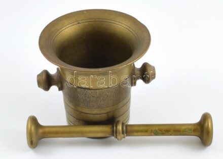 Réz mozsár törővel, kissé rozsdafoltos, kopottas, d: 16 cm, m: 12,5 cm, h: 22 cm