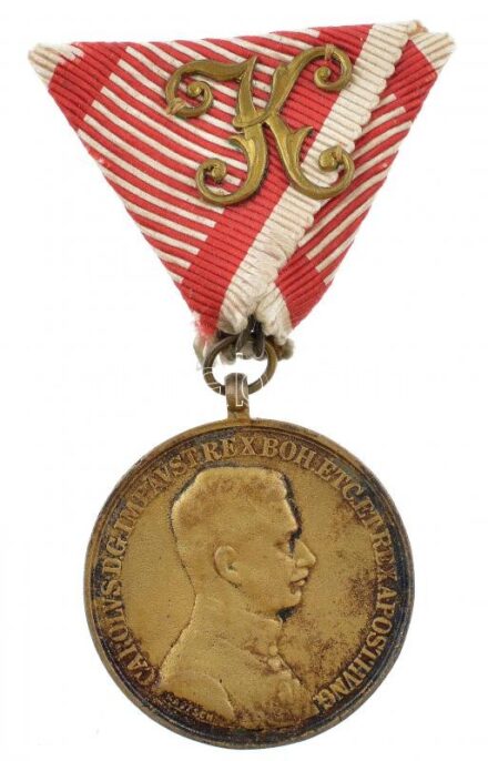 1917. 'Tiszti Arany Vitézségi Érem' korabeli, öntött, aranyozott Br kitüntetés eredeti, kissé foszló mellszalagon, beütések nélkül, szagittális füllel, adományozotti hagyatékból (eredeti, viseleti példány?) T:2 patina Hungary