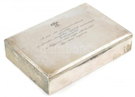 Ezüst (Ag) doboz fabetéttel, vésett szöveggel, ,,..... Fegyveres erők napja alkalmából Bp. 1965, szept. 29.' jelzett, 15x21x5 cm, nettó: 500g