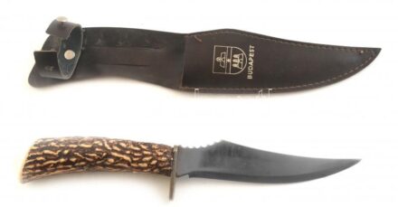 Vadászkés, tokban (Budapest címerrel) élezésre szorul, h: 20 cm