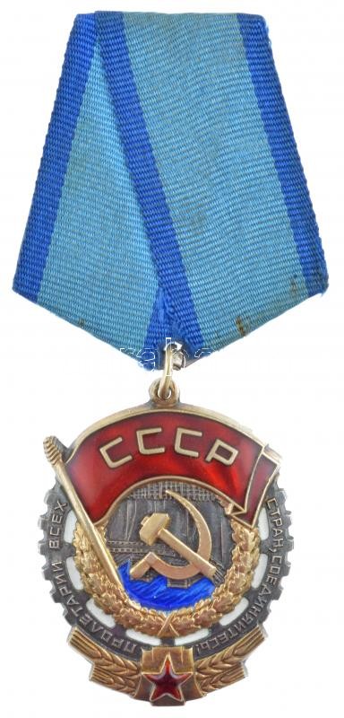 Szovjetunió ~1970. 'Munka Vörös Zászló Érdemrendje, VI. típus' zománcozott, részben aranyozott Ag kitüntetés eredeti mellszalagon, kézi gravírozású sorszámmal a hátoldalán T:1- Soviet Union ~1970. 'Order of the Red Banner of