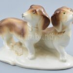 Német tacskó, porcelán, jelzett, kopásnyomokkal, m: 9 cm