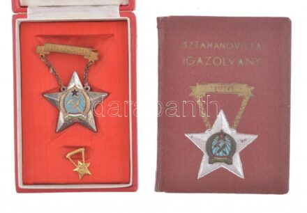 1952. 'Sztahanovista' zománcozott fém kitüntetés tokban, miniatűrrel, viselői igazolvánnyal T:2