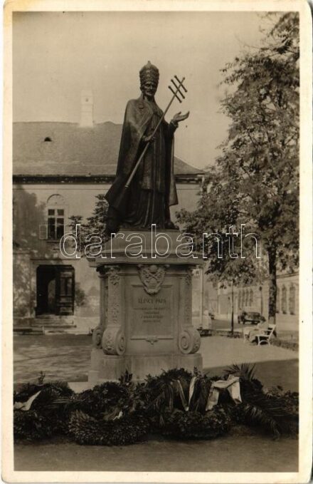 Budapest I. XI. Ince Pápa szobra (EK)