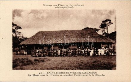 Saint-Pierre-Claver-de-Bangassou, La messe sous la vérandah en attendant l'achevement de la Chapelle. Mission des Peres du Saint-Esprit (Oubangui-Chari) / Catholic missions in Africa