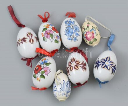 7 db porcelán tojás, matricás, kopásokkal, cca. 8 cm