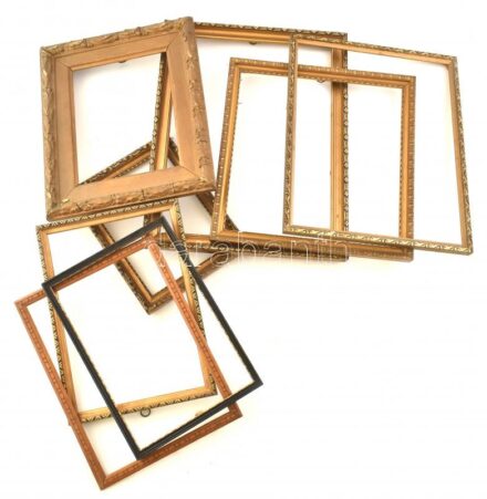 8 db kisebb és közepes méretű fa képkeret, 22,5x17,2 és 40,2x30,2 cm közötti belső méretben. Kopásokkal, koruknak megfelelő sérülésekkel.