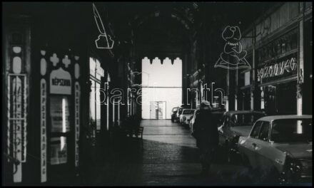 cca 1966 Budapest, Párisi udvar, vintage fotó, ezüst zselatinos fotópapíron, 17x28,5 cm