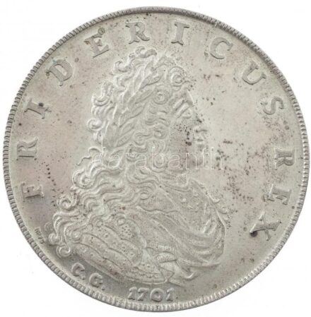 Német Államok / Poroszország 1701. 1 Tallér Ag 'I. Frigyes megkoronázása' jelzett utánveret (23,09g) T:2 patina, felületi karc German States / Prussia 1701. 1 Thaler Ag 'Coronation of Friedrich I' marked restrike (23,09g) C:XF patina,
