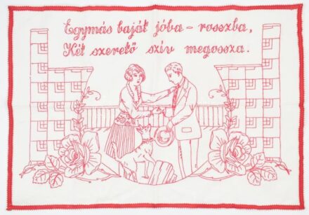 Népies hímzett falvédő, felirattal ('Egymás baját jóba-rosszba, Két szerető szív megossza.'), 79x55 cm