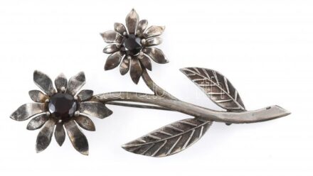 Ezüst (Ag) Art Deco bross gránáttal ékítve. Jelzett, bruttó: 15,7g, 9,5x6cm