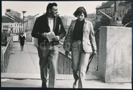 cca 1973 Sinkovits Imre (1928-2001) színművész a Moszkva téri lépcsőnél, 1 db vintage produkciós filmfotó (Az örökös), ezüst zselatinos fotópapíron, 18,8x28,4 cm