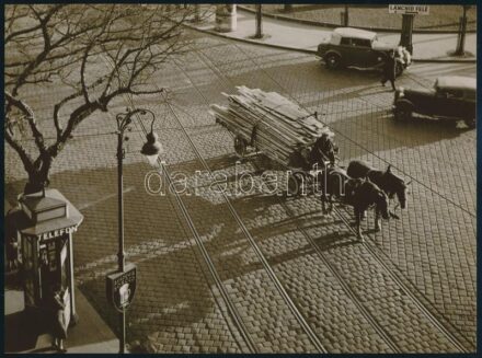 cca 1936 Osoha László budapesti fotóművész hagyatékából 1 db mai nagyítás (Lovaskocsi rálátásból), 18x24 cm