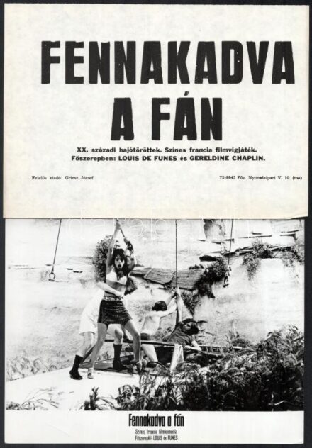 1970 ,,Fennakadva a fán' című francia film jelenetei és szereplői (köztük Louis de Funes és Gereldine Chaplin), 13 db vintage produkciós filmfotó, ezüst zselatinos fotópapíron, + hozzáadva egy szöveges kisplakát, 18x24 cm