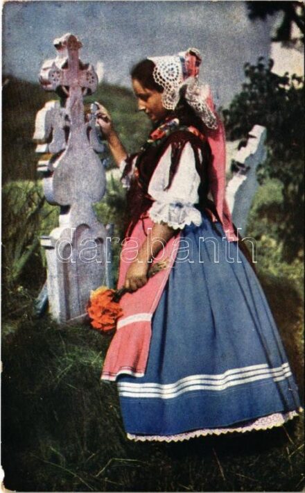 Palóc menyecske a temetőben (Nógrád) / Hungarian folklore (szakadás / tear)