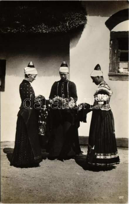Mezőkövesdi hímző asszonyok, magyar folklór / Hungarian folklore from Mezőkövesd, women with native embroidery
