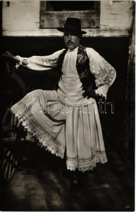 Baranyai legény cifra gatyában, magyar folklór / Hungarian folklore from Baranya, festival native attire