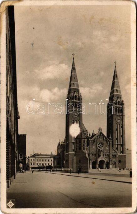 1931 Szeged, Fogadalmi templom az árkádokból (kopott sarkak / worn corners)