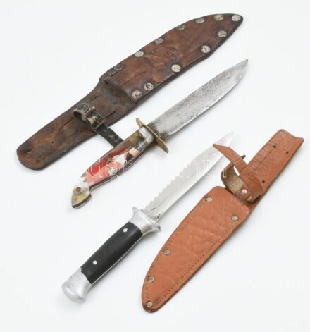 2 db sérült kés, bőr tokban, h: 22-27 cm