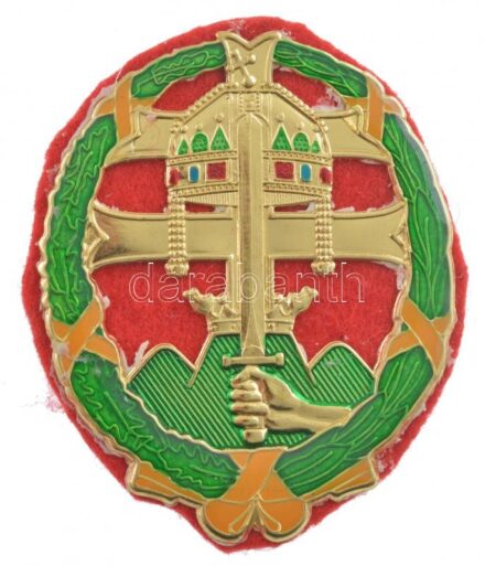 DN 'Csapattiszti kitűző (tüzérség)' műgyantás fém jelvény vörös színű szöveten (50x41mm) T:1