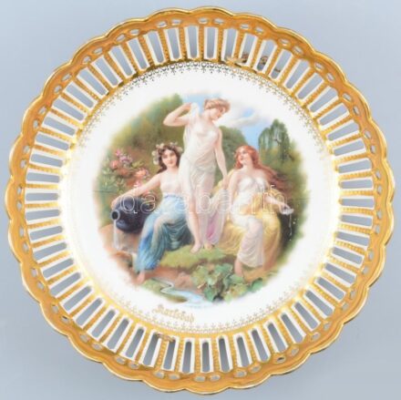 Karlsbadi porcelán dísztányér, jelzés nélkül, kopásokkal. D: 25 cm