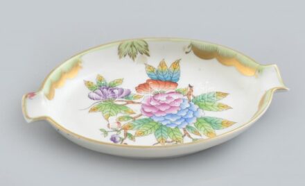 Herendi Viktória mintás porcelán hamutál, kézzel festett, jelzett, kopásnyomokkal, 14×9 cm