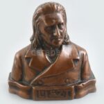 MF jelzéssel: Liszt Ferenc. Bronzírozott kerámia?. Kopásnyomokkal. M: 15cm
