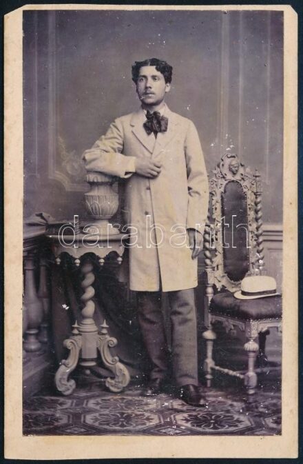 cca 1865 Férfi műtermi portréi, keményhátú fotó Úrlaky János műterméből, 10×6 cm