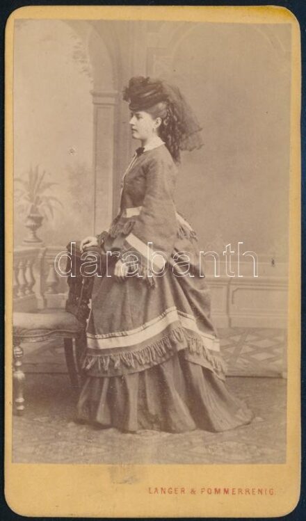 cca 1870 Hölgyportré, keményhátú fotó Langer&Pommering prágai műterméből, 10,5×6 cm