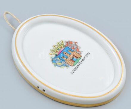 Herendi fali plakett, Székesfehérvár címerével, kézzel festett porcelán, jelzett, kopásnyomokkal, 13x9cm