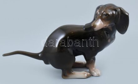 Rosenthal Tacskó, kézzel festett porcelán, jelzett, hibátlan, 11,5x7,5x4cm / Very old true to life Dachshund in squatting position from the Philipp Rosenthal porcelain factory 1910-1922 ca. 11,5x7,5x4cm / Sehr alter naturgetreuer Dackel in