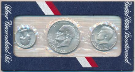 Amerikai Egyesült Államok 1976S 1/4$ Ag 'Washington' + 1/2$ Ag 'Kennedy' + 1$ Ag 'Eisenhower' 'Bicentennial' szettben, műanyag vákuum csomagolásban és karton keretben, angol nyelvű tájékoztatóval, eredeti piros műbőr borítékban T:1