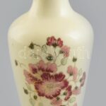Zsolnay virágmintás porcelán váza, kézzel festett, jelzett, kopásnyomokkal, m: 16,5 cm