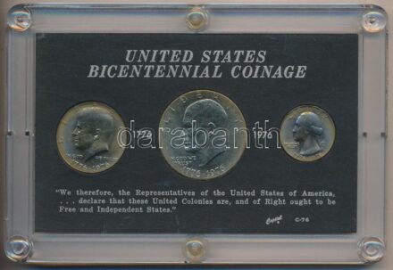 Amerikai Egyesült Államok 1976. 25c Cu-Ni + 1/2$ Cu-Ni + 1$ Cu-Ni 'A függetlenség 200. évfordulója (Bicentennial)' emlékkiadás szett eredeti műanyag dísztokban T:1- patina, kis karc, a tok minimálisan sérült USA 1976. 25 Cents Cu-Ni +