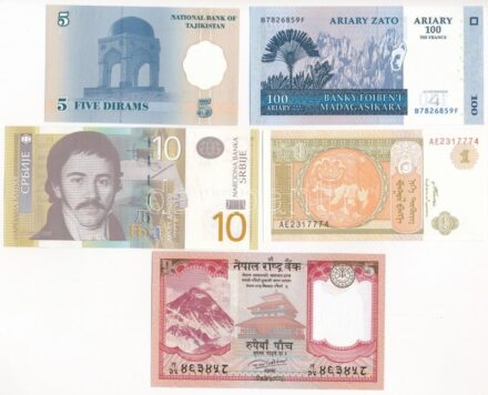 5db klf külföldi bankjegy klf országokból (Tadzsikisztán, Szerbia, Madagaszkár, Mongólia, Nepál), közte Tadzsikisztán 1999. 5D + Szerbia 2013. 10 Dinara T:I 5pcs of diff banknotes from diff countries (Tajikistan, Serbia, Madagascar,