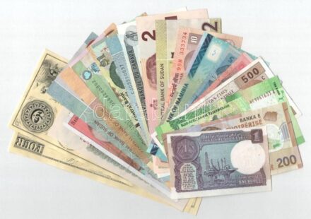 20db-os külföldi bankjegytétel, közte Kanada, Amerikai Egyesült Államok replika kiadások, Németország, Franciaország, Dél-Afrika, Bahamák, Szudán T:I-III 20pcs foreign banknote lot, within Canada, USA replicas, Germany, France, South