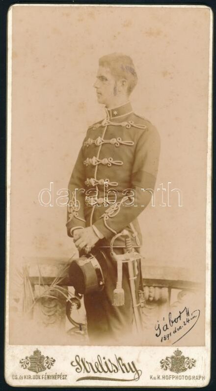 cca 1897 Tánczos Gábor huszár hadnagy, a 13. huszárezred tisztjének keményhátú fotója, Strelisky budapesti műterméből, ajándékozási névbejegyzéssel, a felületén kis foltokkal, 11x21 cm