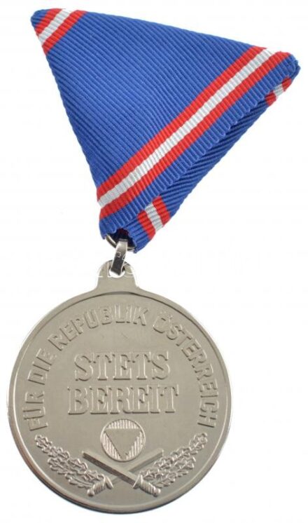 Ausztria 1963. 'Katonai Szolgálati érdemérem / Stets Bereit' fém kitüntetés mellszalaggal T:1- Austria 1963. 'Military Service Bronze Medal' Br decoration with ribbon C:AU