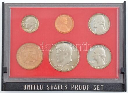 Amerikai Egyesült Államok 1982S 1c - 1/2$ (5xklf) + 'Kincstár' zseton proof szettben, eredeti műanyag dísztokban T:PP patina USA 1982S. 1 Cent -1/2 Dollar (5xdiff) + 'The Department of the Treasury' token in 'United States Proof Set' in