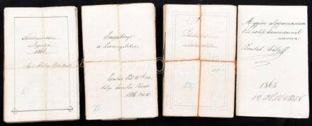 1861-1866 Régi Győri algymnasiumi diák (Zombath Pál) iskolai jegyzetek: Idiotismi, Szólásmódok 1865, Németnyelvtani jegyzetek 1866, Jegyzőkönyv a latin nyelvhez 1866., kis fűzetek madzaggal egybekötve, 17x11 cm. Valamint 'A győri