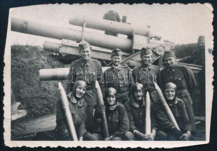 cca 1944 Magyar tüzér katonák, 88 mm-es Flak ágyúval, néhányuk utólángolástól óvó (nem rendszeresített) bőr sisakban, 6x9 cm