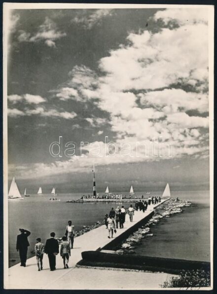 cca 1950-1970 Siófok, móló vitorlásokkal, Nagy István fényképész pecséttel jelzett fotója, 18x13 cm
