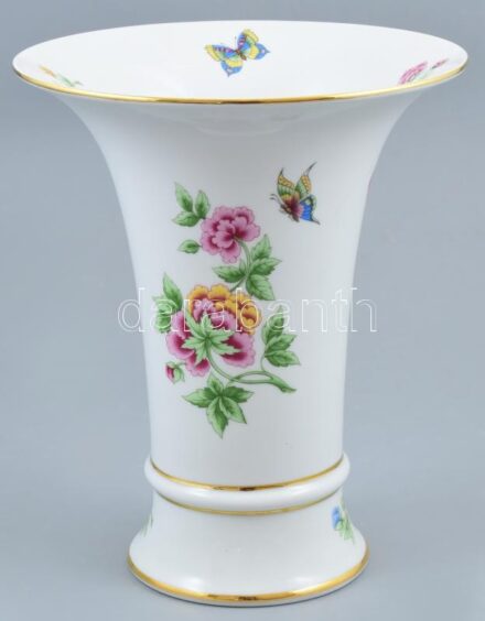 Hollóházi porcelán váza hortenzia és pillangó dekorral, kézzel festett, jelzett, kopásnyomokkal, m: 25 cm