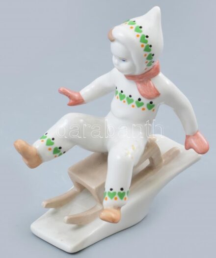 Aquincum szánkózó kislány, kézzel festett, jelzett, hibátlan m: 12cm (terv: 1960 Káldor Aurél)