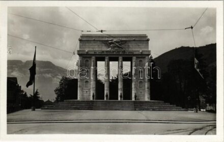 Bolzano, Bozen (Südtirol); Monumento alla Vittoria / Victory Monument, guards and flags