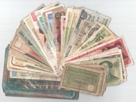 50db-os külföldi bankjegytétel T:III,III- 50pcs foreign banknote lot C:F,VG