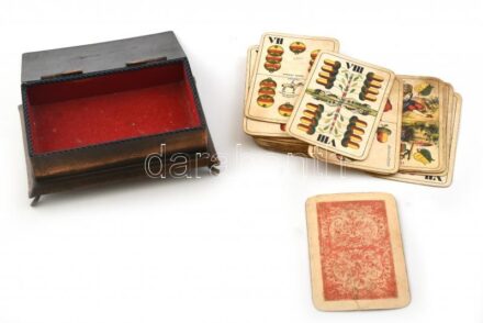 Piatnik magyar kártya, 32 lapos, kopott adóbélyeggel, 1920 körül, 12x8 cm, fém dobozban.