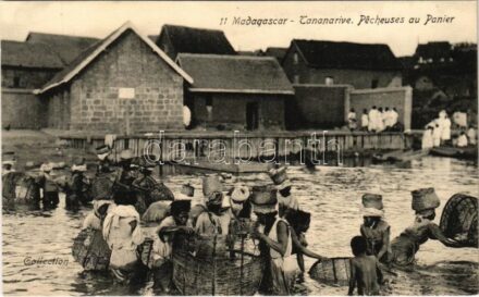 Antananarivo, Tananarive; Pecheuses au Panier / fishing (Rb)