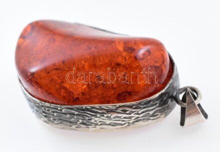 Ezüst(Ag) medál borostyánnal, jelzett, 3×2 cm, bruttó: 8,1 g