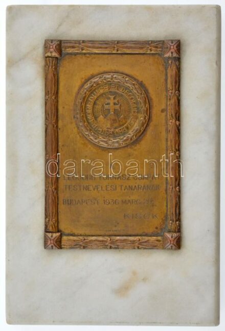 1935. 'A legjobb tornászcsapat testnevelési tanárának - Budapest 1936 Márc 29. - KISOK' Br sportplakett (100x65mm) márványtalapzaton (155x104mm) T:2